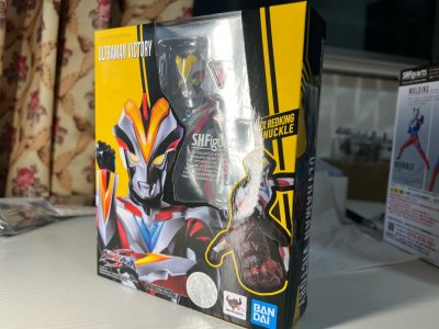 这次是在煤炉二手平台上切的假面骑士艾克赛德卡带和维克特利奥特曼shf，挖煤姬官方的包装非常好，第N次走竹蜻蜓也非常快，超乎我的预料，大概20天到手拆箱，非常丝滑！