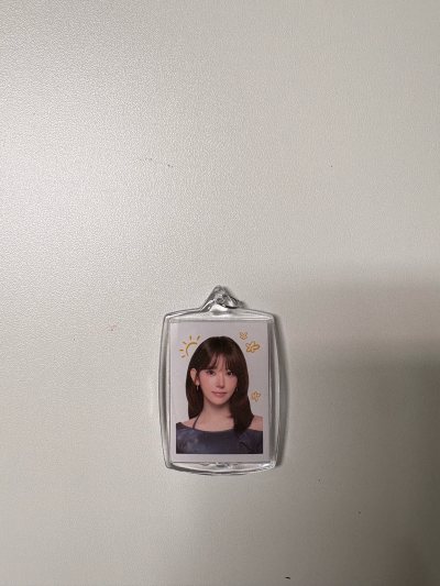 蹲了这套mon touch的证件照钥匙扣好久，终于给我切到了超级大好价，钥匙扣的本体和珠链都保存的很好很好，证件照本身也无暇，然后这次选择的ems也超快，非常满意