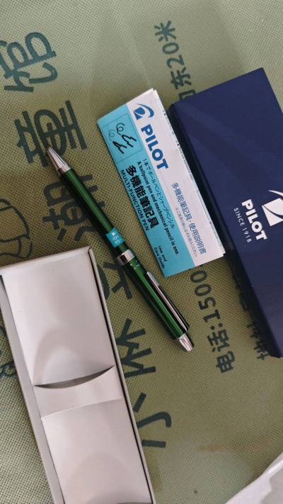 好评，物流很快 EMS 好评，买的和卖家描述的一样 这款百乐多功能笔用起来真的太顺手了！笔身的绿色金属质感握着手感超舒服，重量分布很均匀，长时间写笔记也不会觉得手酸。切换圆珠笔和自动铅笔的按键特别顺滑，咔哒一声就能精准切换，完全不会卡壳。笔尖书写超流畅，出墨均匀不晕...