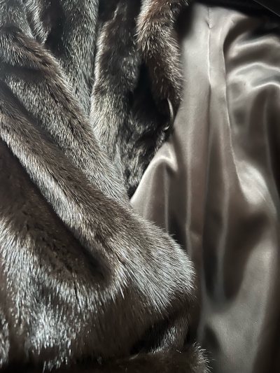 这次一如既往的选择海运，安全下车，买的毛毛也没有瑕疵，品控还是可以的，油光水滑非常满意喜欢，挖煤姬会继续使用下去的，点赞?