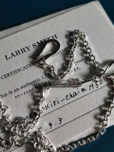 本来是本六叔余文乐炒起来的牌子 自己才开始入手，完全是小白。这个羽毛链子很好看 全新的银也是亮晶晶，非常喜欢