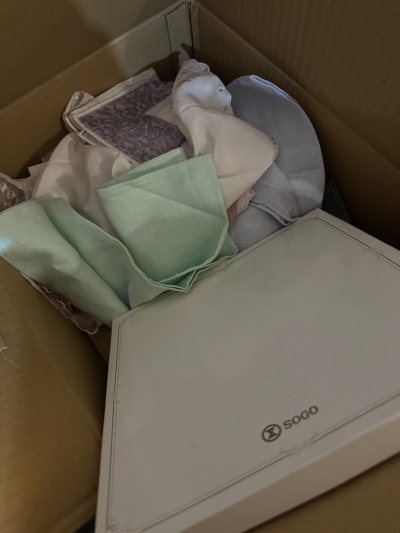 在挖煤姬淘到的这款日系复古方巾，直接把海淘幸福感拉满！作为海淘小白，下单前超忐忑，没想到平台自带精准翻译功能，日文商品详情秒转中文，花纹、材质、品相标注得明明白白，还能看到入库实拍图，完全没有信息差。

咨询尺寸细节时，客服秒回且耐心十足，还主动提醒合单省运费的技巧...