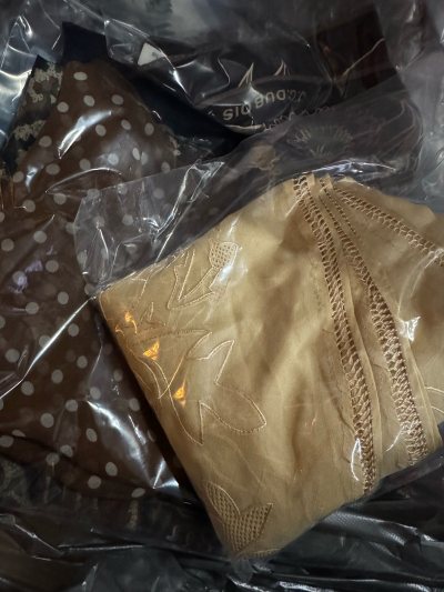 这次在挖煤姬淘的日系复古领带和丝巾套装，彻底刷新了我对海淘的好感！选品时平台把日文商品详情精准翻译成中文，材质、年代、品相标注得一清二楚，还能查看卖家实拍的细节图，领带的刺绣纹路、丝巾的印花质感都看得明明白白，完全没有信息差。

咨询合单和物流问题时，客服响应超快，...