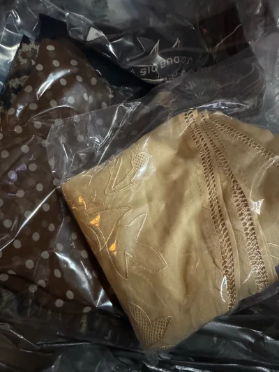 这次在挖煤姬淘的日系复古领带和丝巾套装，彻底刷新了我对海淘的好感！选品时平台把日文商品详情精准翻译成中文，材质、年代、品相标注得一清二楚，还能查看卖家实拍的细节图，领带的刺绣纹路、丝巾的印花质感都看得明明白白，完全没有信息差。

咨询合单和物流问题时，客服响应超快，...