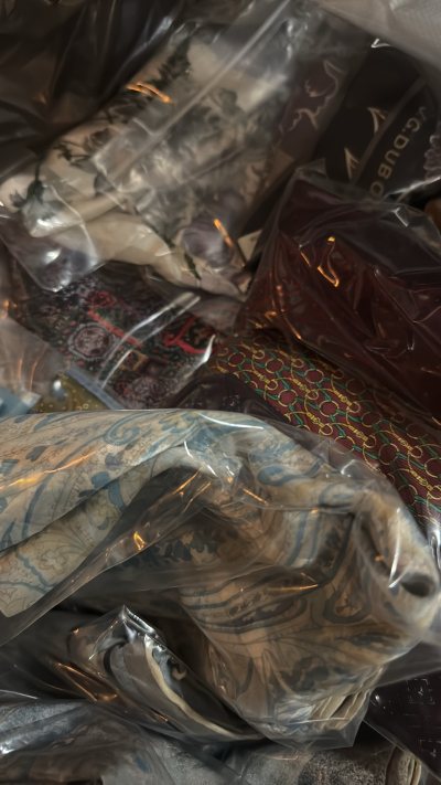 在挖煤姬淘到的西太后中古丝巾，直接圆了我的朋克复古梦！作为西太后忠粉，一直想要块带经典土星标的丝巾，平台选品超惊喜，日文详情精准翻译成中文，把面料、年代和“95新”品相标注得明明白白，入库实拍图还清晰展示了土星刺绣和格纹印花，完全没有信息差。

咨询真伪鉴定要点时，...