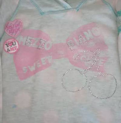 这件美所钢琴的上衣也太可爱了吧！马卡龙色系的拼接设计温柔又显嫩，胸前的粉色印花还点缀了闪亮的装饰，少女感十足。面料是软软的棉质，贴身穿特别舒服，是值得入手的日系甜美风单品！