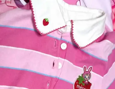 这件美索钢琴的上衣真的是甜妹必备！粉粉嫩嫩的条纹设计活泼又亮眼，胸口的草莓小兔刺绣精致又可爱，细节满满。面料柔软舒适，穿上身元气又减龄，是让人心情都会变好的一件衣服，太喜欢啦！