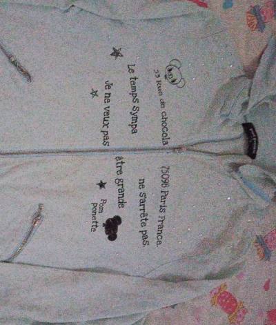 这件日牌小熊上衣真的太戳我啦！马卡龙色的底色上印着可爱的小熊和手写体英文，还点缀了闪闪的小亮片，细节超用心。面料软软糯糯的，穿上身温柔又可爱，随便搭个小裙子都很出彩，是近期买到的最满意的单品！