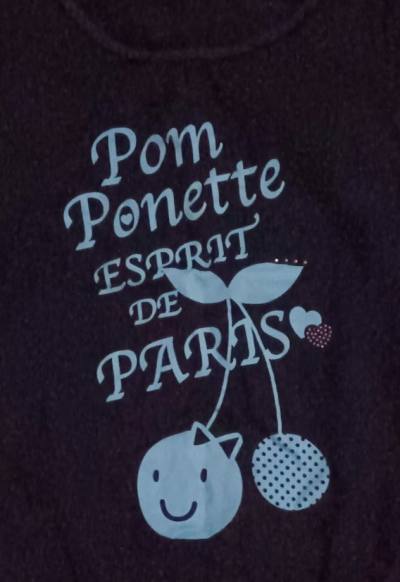 这件Pom Ponette的日牌短袖太好看啦！藏青色的底色特别显白，上面的字母印花清新又有设计感，还点缀了精致的小亮片。面料是舒适的棉质，版型宽松不挑人，是夏天日常搭配的百搭款，非常推荐！