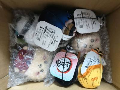 一些小玩偶，因为是下单秒切所以不用担心被别人抢先，安心吃到了好价!物流走的竹蜻蜓，包税是非常好的，用时两周左右。今天收到后开箱发现物品摆放整齐，外围裹了泡沫纸防震，每一个物品都完好无损(▽｀)。购物体验感非常好!有什么问题客服也能帮忙积极解决。