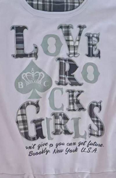 这次淘到的几件衣服都超满意！它们是美式复古风的印花T恤，图案设计又酷又有态度。字母和爱心的元素碰撞出了独特的风格，非常有个性。面料舒适透气，夏天穿也完全没问题，每一件都很百搭，真是挖到宝了！