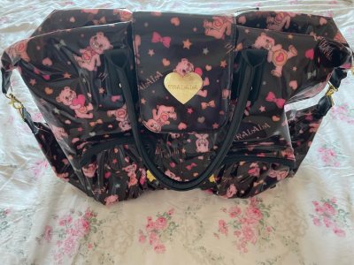 这次在日淘软件入了两只包，风格差异非常大，但都很符合我最近的审美取向，一只是童趣感旅行包，一只是偏成熟一点的皮包，简单分享一下～

? Tralala 童趣图案旅行包
这只真的太可爱了！是那种一眼就很日系、很“古早”的童趣风格，图案元素很多但不会显得杂乱，反而很有记...