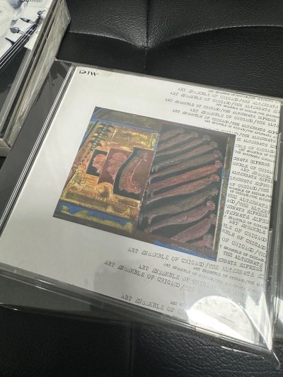 在挖煤姬淘到了心心念念的cd，打包超用心，层层气泡纸包裹，收到时毫无破损，物流全程可追踪。客服响应迅速，咨询合单问题时耐心解答，还有优惠券和积分抵扣活动，每次购物都很省心，已经是第N次回购，绝对是日淘的首选平台