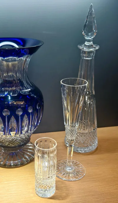 从第一只Tommy系列开始一发不可收拾的收藏各个品牌的水晶杯，强烈推荐大家直奔巴黎春天，各个品牌的水晶杯货很全非常好买！尤其是Saint Louis. 3年也飞了巴黎近10次从来没有看到这一只美丽的雕花的杯子！激动的立刻拿下！
