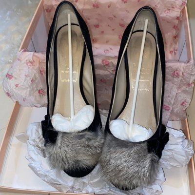 淘到了超可爱的毛毛高跟鞋，鞋型非常优雅可爱，成色也非常好，很喜欢的一双鞋，卖家还发了鞋盒，更方便收纳了，很好的一次购物体验，期待下一次～