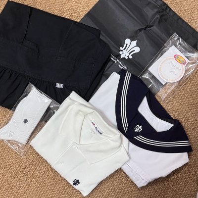 火速发了ems，本来以为航班减少又赶上元旦可能会比较慢，结果还是很快速的收到了，报关也特别快，丝滑放行！终于收到心心念念的作务衣，萌得我原地旋转！yhm保存状态都很好，继续切切！o(≧v≦)o