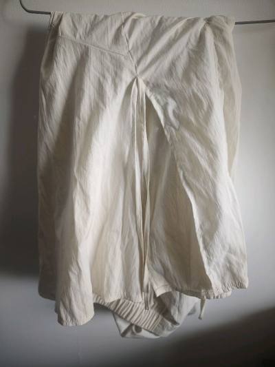 这次购买的是日本白色的衣服，是海运回来的，发货非常快，包装的也非常好，没有任何瑕疵，我非常满意，我很喜欢。APP使用体验很好，会持续使用的。