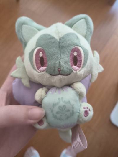 在挖煤姬上买了煤炉的宝可梦娃娃2个。24年入的宝可梦毛绒坑，正在努力补之前圣诞+万圣+复活节的毛绒，就在挖煤姬上看看煤炉有没有价格合适的了。挖煤姬的查看和购买页面做的挺好的，看的很舒服、清晰、易懂。下面来说说服务，首先，仓储应该是无限免费的，很好。其次，汇率随实际汇...