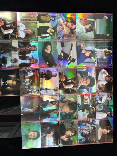 这批海淘卡片完美复刻剧中经典造型，镭射款的闪卡效果炫酷到炸，材质厚实有质感。代购平台服务超贴心，下单后主动告知清关进度，时效比预期快了整整两天，收藏党闭眼入！