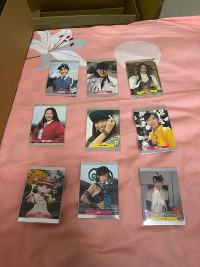 蹲了好久的假面骑士卡片终于到手！正版卡面的印刷精度绝了，骑士铠甲的纹路和徽章细节都清晰得能看清分毫，手感厚实又有质感。这个代购平台太让人放心，打包用了硬纸板加双层气泡膜，全程物流可查还比预估早到，以后海淘周边就认准它！