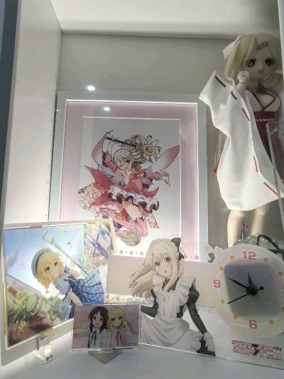 非常好的伊莉雅复制原画，盒子四角尖尖也是按照描述是未开封的！卖家说有香烟味但是一点都没有诶！特别好特别喜欢，已经展示之，伊莉雅生日之前到了，我永远喜欢伊莉雅(υ . . υ) ❅·°