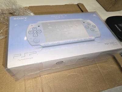 psp本体天蓝色，收到，全新品，包装完好，没有压盒，包装技术在线，还是赞一个，买了新的展示盒装了进去，收藏啦。
