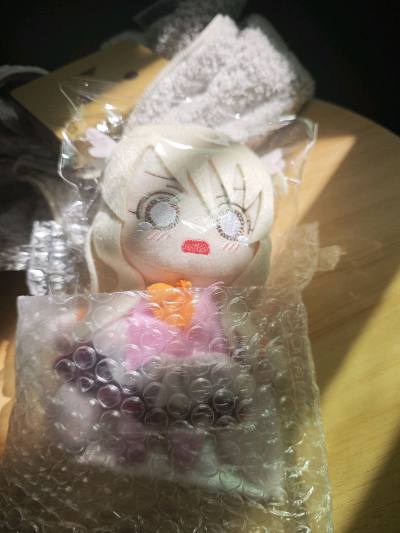 终于收到了全新绝版的伊莉雅娃娃，非常新闪闪发光的，包装非常好吊牌也是没有任何折痕！好评，而且娃娃比我想象的还大一些，有一个手掌这么大！可以带着宝宝出门了(៸៸᳐⦁⩊⦁៸៸᳐ )੭ 