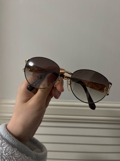 这次入手的DG皮带质感超赞，皮质细腻有光泽，金属扣设计精致又百搭；YSL墨镜版型很绝，上脸显脸小还防晒，镜片清晰度也高；花纹上衣的面料柔软亲肤，图案设计很有特色。平台发货速度超快，包装也很严实，客服回复也很及时，整体购物体验超棒！
