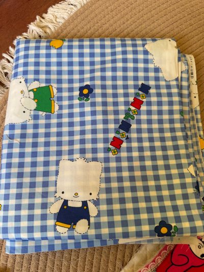 这次买到了很大尺寸的昭和布料，蓝色格子太心水了，做内搭外搭都很好看，喜欢而且尺寸特别大，可以有很多用处啦