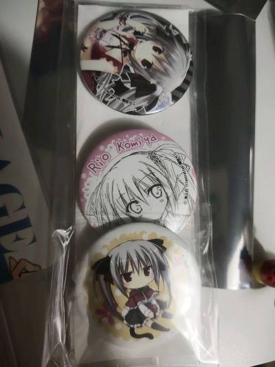 第一次买吧唧，小小的。然后就是卡片，好像是4个月前买的了，没钱的悲哀。依旧包税竹蜻蜓专线，经济实惠。