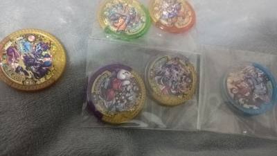 这次是妖怪手表ysp的徽章，差不多半个月左右就到了，漆黑丸套和超校合体，经过测试功能完好，全部可以读取，无划痕暗病很好的一次体验