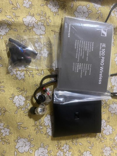 海淘的第一终于到了，最让我惊喜的是cd机当时是没有确认动作的，但是到手后通电是好的。耳机和ipod也不错，和卖家的图片一致，成色特别好，ipod一点划痕没有。