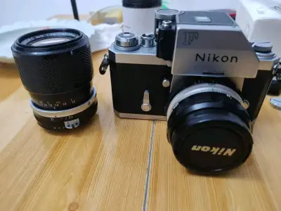 柯尼卡3a，柯尼卡iiia，成色很好，顶部和底部各有一个痕迹，其他成色接近完美，功能正常，b门有时候挂不住，剩下所有快门都正常，带原厂uv和金属镜头盖，镜头成色也很好，背带为展示，