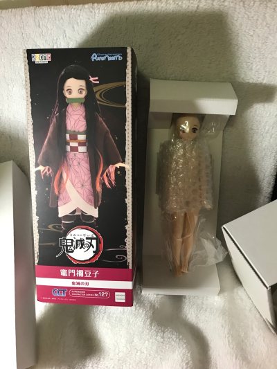  在挖煤姬接娃娃，尤其是Azone这种高还原度的角色，耐心和细心远比冲动更重要。有时，缘分比价格更关键。当我让祢豆子抱着她的小木箱，安坐在我的书桌旁时，我知道，我挖到的不仅仅是一个精美的娃娃，更是《鬼灭》世界里那份最珍贵的守护之情。