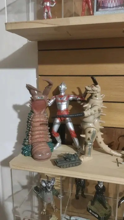 合金版杰克奥特曼尺寸和act奥特曼差别不大，配件包道具也多，替换手型一应俱全！握在手里有份量，配送二个大怪兽做配景，再现电视剧场面，摆在家里把玩都是可以滴