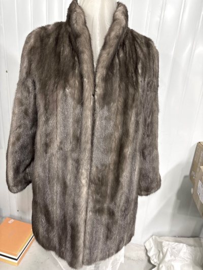 意大利奢牌viscardi，选用的都是最顶级的料子，很漂亮的拿铁灰中古貂，皮板柔软有韧性，颜色也是超级正的鸢尾蓝，不偏色，超级好看