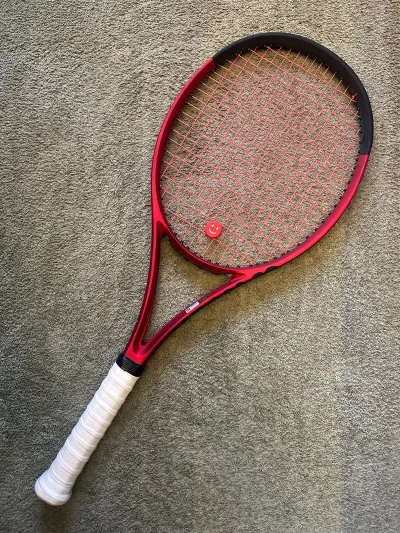 这次买到了wilson clash v2，成色一般般，内柄皮也没有，不过价格美丽，到手后重新换了手胶，新拉了网线，又可以继续战斗了