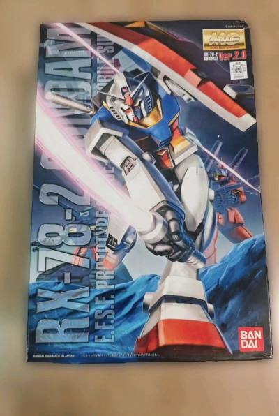 万代高达模型，RX78元祖2.0，MG系列，经典老货。元祖永远是高达的真神，站在大地上的第一台高达，2.0的配色更加优秀，内构完整，必入款高达系列