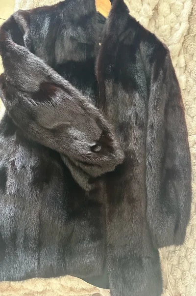 挖煤姬拥有多条转运线路可选择，我这次选择的是海运，包裹很严实，同时还兼顾速度，合单到收货用了25天。同时，挖煤姬还自带自动翻译功能，新人上手毫无压力，客服能随时在线答疑。
这次我买到了一件中古貂皮大衣，价格很划算，运费也很便宜，皮板不是特别软，但对于这个价格来说我已...挖煤姬拥有多条转运线路可选择，我这次选择的是海运，包裹很严实，同时还兼顾速度，合单到收货用了25天。同时，挖煤姬还自带自动翻译功能，新人上手毫无压力，客服能随时在线答疑。
这次我买到了一件中古貂皮大衣，价格很划算，运费也很便宜，皮板不是特