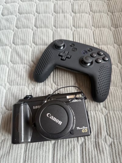 这次在挖煤姬入手了两台心头好，体验感直接拉满，忍不住来分享这份快乐～
先说佳能G5，作为复古相机爱好者真的很难拒绝！细节质感完全超出预期，全黑铝质机身质感十足，机身轻巧却兼顾耐用性，手动对焦、光圈优先等专业模式一应俱全，实用性拉满。
Switch Pro手柄更是游戏...