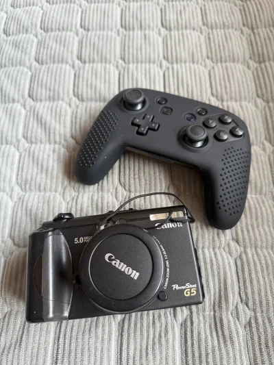 这次在挖煤姬入手了两台心头好，体验感直接拉满，忍不住来分享这份快乐～
先说佳能G5，作为复古相机爱好者真的很难拒绝！细节质感完全超出预期，全黑铝质机身质感十足，机身轻巧却兼顾耐用性，手动对焦、光圈优先等专业模式一应俱全，实用性拉满。
Switch Pro手柄更是游戏...