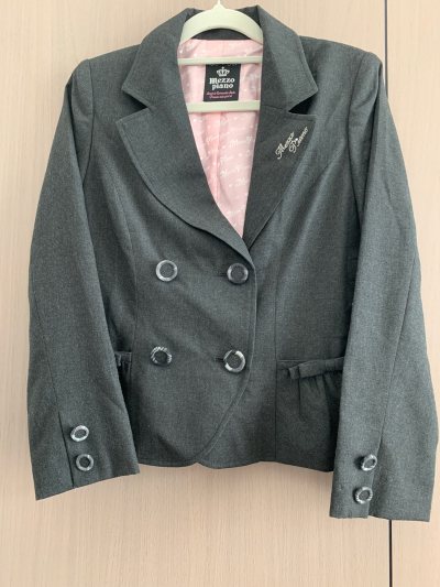 里衬是粉色的呢，口袋上有蝴蝶结装饰，领口上还有刺绣，非常可爱哦，到手价格也很美丽呢，非常喜欢?我将继续海淘