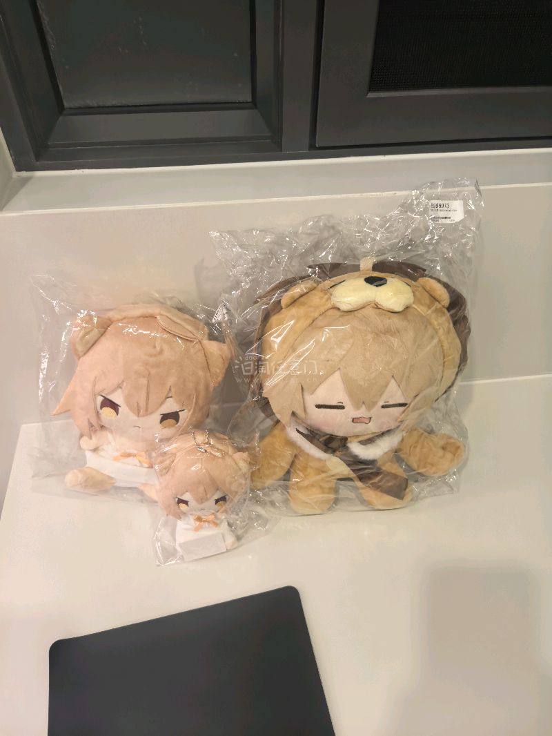 这些玩偶也太可爱啦！软乎乎的质感看着就超好rua，配色暖融融的特别治愈，小表情还萌萌的，摆在一起简直是颜值暴击～每一个的细节都做得超精致。