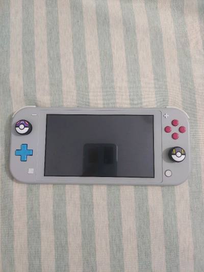 一直想台switchlite，机缘巧合下得知了煤炉的存在，一查注册手续很麻烦，刷抖音看到国内有代理平台，看评论区对比选择了挖煤姬，下单的时候还是有点忐忑的，后面一个月不到就收到货了，速度很快，流程也不复杂，很方便。switchlite成色很不错，功能正常，外壳没什么...