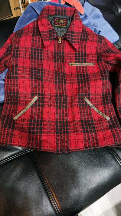 精准复刻50年代的单拉链机车夹克，再加上科技面料，防寒，挡风，质量拔群，即复古又具备功能性的外套复古车主的最好选择！