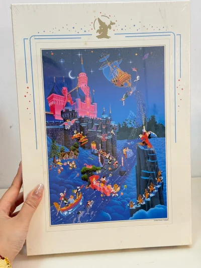 今天又收到竹蜻蜓啦～一共是两幅图，都是1000片的图！第一幅是迪士尼周年限定的图，蓝色真的很美！第二幅是kitty的图，也是很多kitty元素，超级可爱