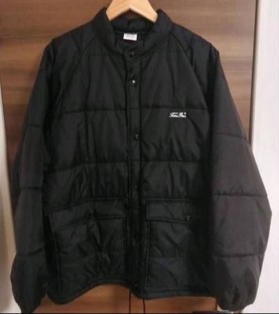 在挖煤姬淘到一件Tokyo Indians Timc Inc. R-Spectator Jacket 机车棉夹克，这款棉夹克采用哑光尼龙外壳制成，它具有中等的保暖性，介于厚重外套和轻薄外套之间 ，由于插肩袖的特点 具有活动范围广、穿着方便的特点，左胸绣有“Timc ...