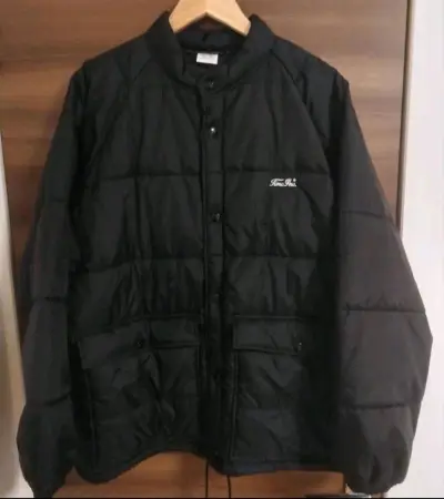 在挖煤姬淘到一件Tokyo Indians Timc Inc. R-Spectator Jacket 机车棉夹克，这款棉夹克采用哑光尼龙外壳制成，它具有中等的保暖性，介于厚重外套和轻薄外套之间 ，由于插肩袖的特点 具有活动范围广、穿着方便的特点，左胸绣有“Timc ...