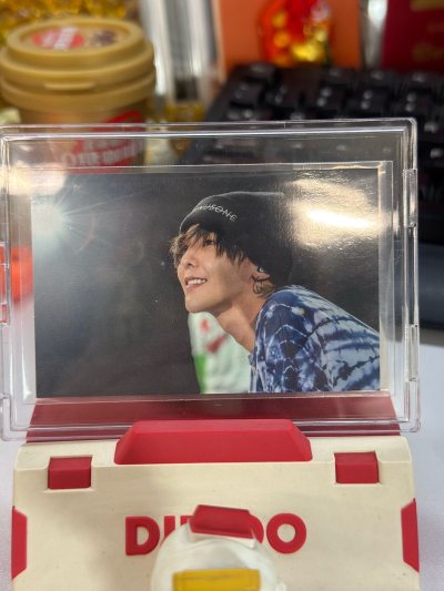 好价切的卡到了，周一送到一整天都很开心?包装很好很仔细，小卡用了卡砖，专辑外盒有印刷的地方还有保鲜膜保护防止刮蹭！物流什么的都很顺利，安全到达！