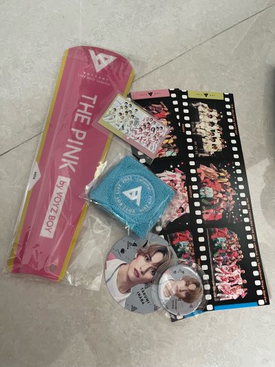 在挖煤姬蹲到的VOYZ BOY 2022 live周边终于到手啦！胶片风的巡演纪念卡直接戳中我，大阪、名古屋、东京场的合照印得超有氛围感，色彩和细节都没话说～ 挖煤姬的煤炉代购太靠谱了，物流也比预期快，包装塞了超多泡沫纸，周边一点磕碰都没有。现在还能买到VOYZBO...